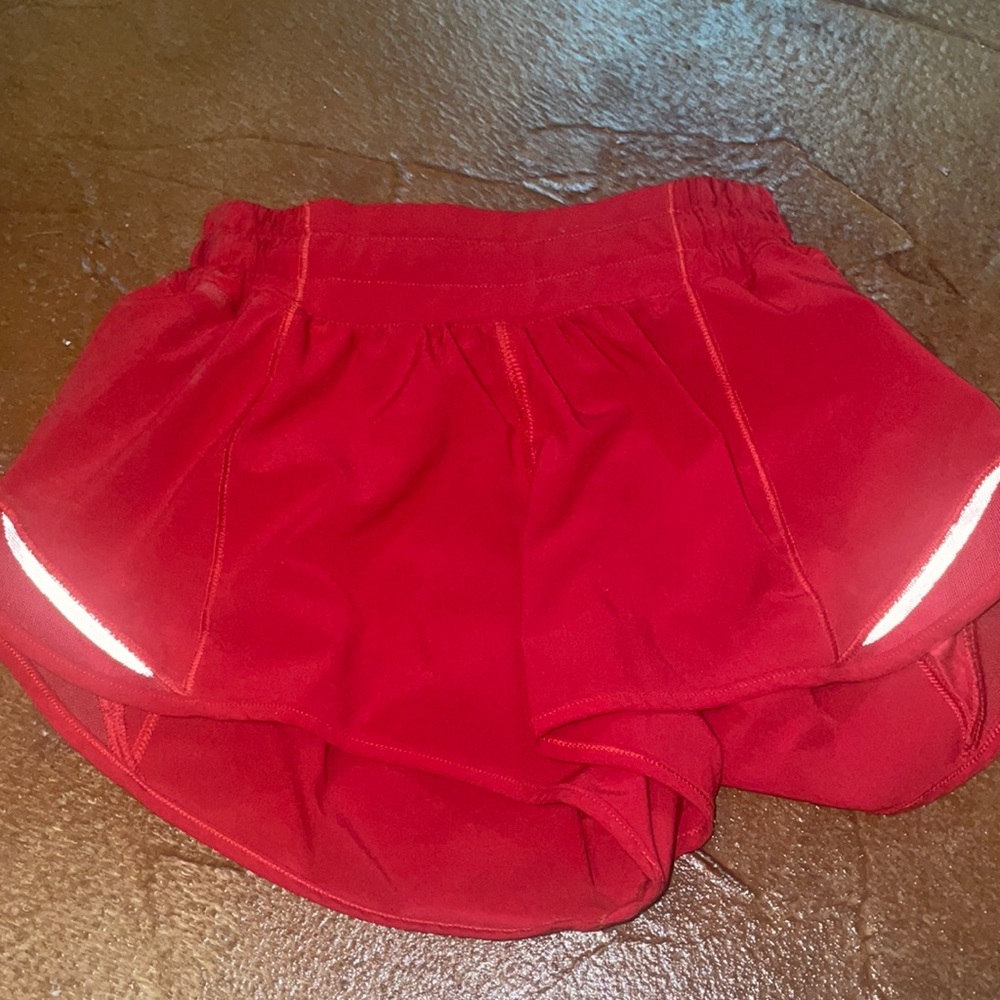 lulu shorts | size 0 | 2.5”